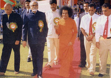 インド首相とサイババ